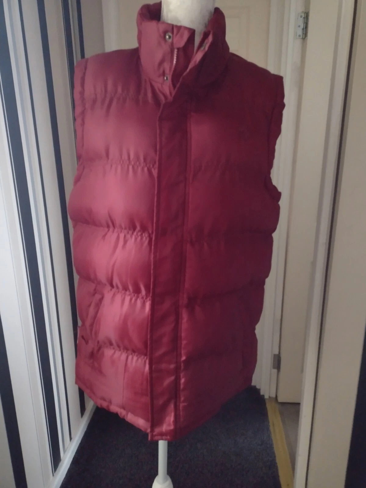 MOUNTAIN WAREHOUSE MENS PADDED & HOODED BODYWARMER. RUBYRED SIZE SMALL EXC. CON