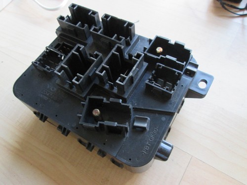 Volvo VNL 20470167 Small Power Distribution Center Fuse & Relay Box #M266BUA - Picture 6 of 9