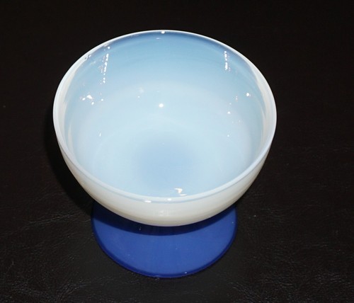 Raro cuenco esmerilado blanco Sherbet de vidrio vintage base azul - Imagen 3 de 5