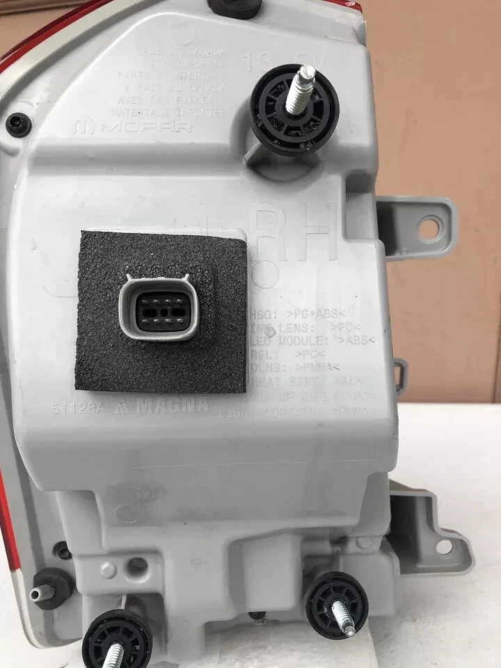 CHRYSLER 300 2015-2023 LUZ TRASERA LED, LADO DERECHO DEL PASAJERO 68400290AA Foto 4 de 4