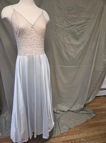 Vasserette vintage nightgown pale blue with off white lace top by