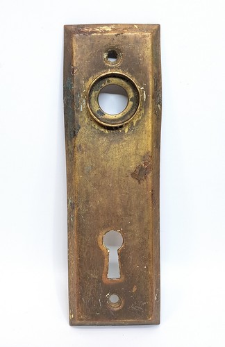 4 ANTIQUE METAL BACK/TRIM DOOR KNOB PLATES SALVAGED HARDWARE 2 MATCHING ART DECO - Picture 5 of 7