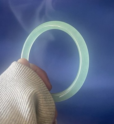 Natürlicher SeaFoam grüner dünner Jade Armreif AAAA 60mm Innendurchmesser