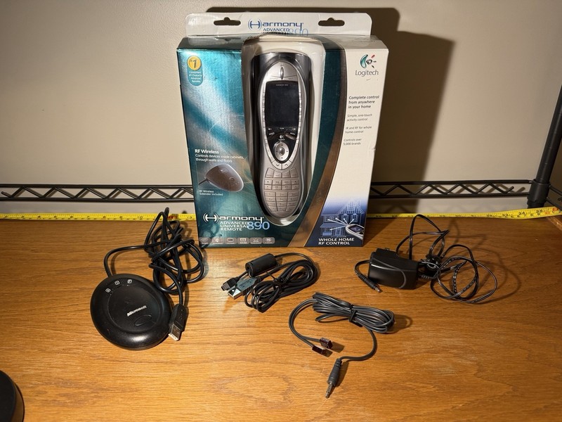 UNTESTED Logitech Harmony 890 Advanced Universal Remote Control w/ Box & Charger