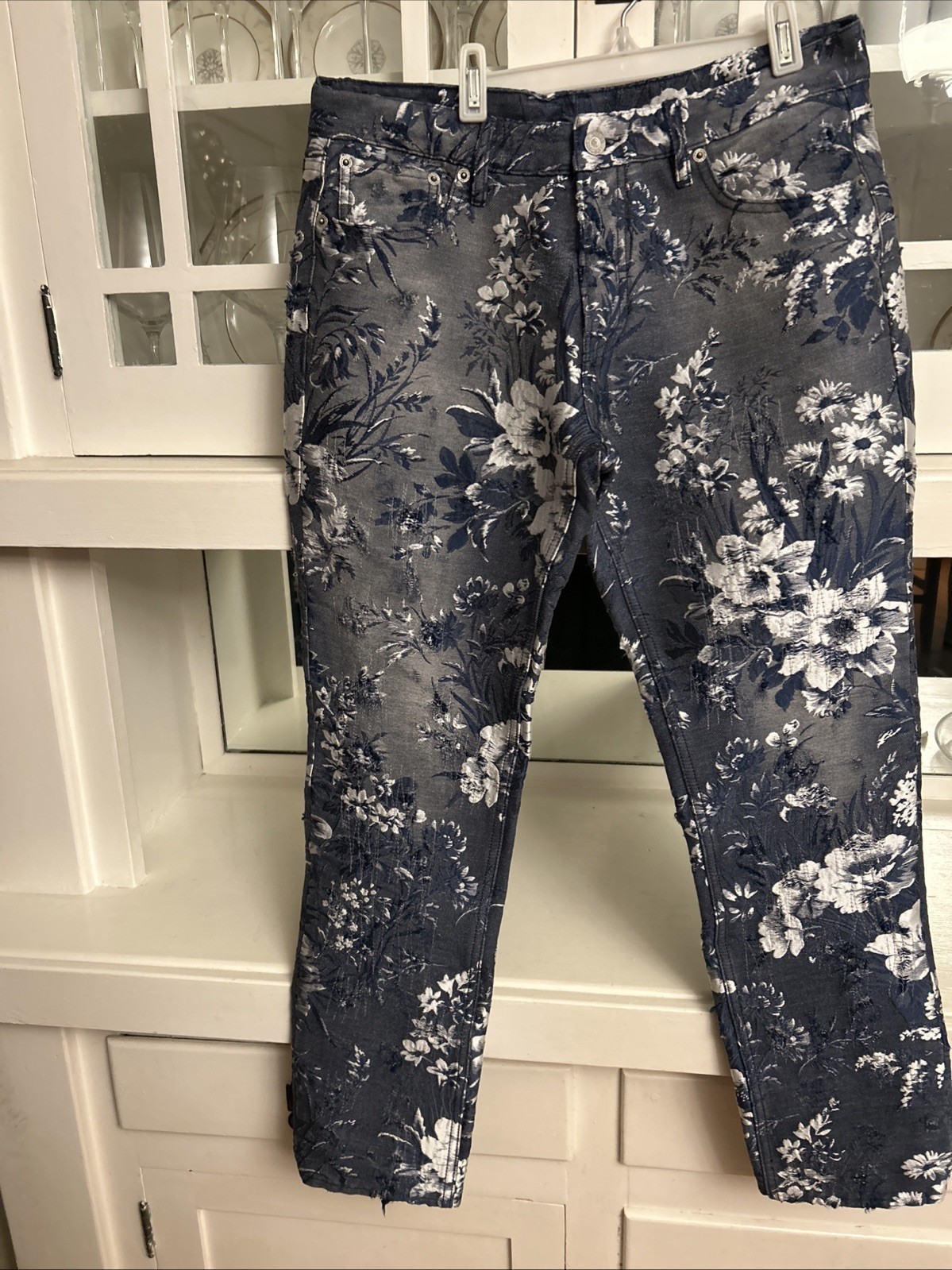 Women’s Ralph Lauren Embossed/Distressed Floral Jeans Waist 31 Inseam 28￼