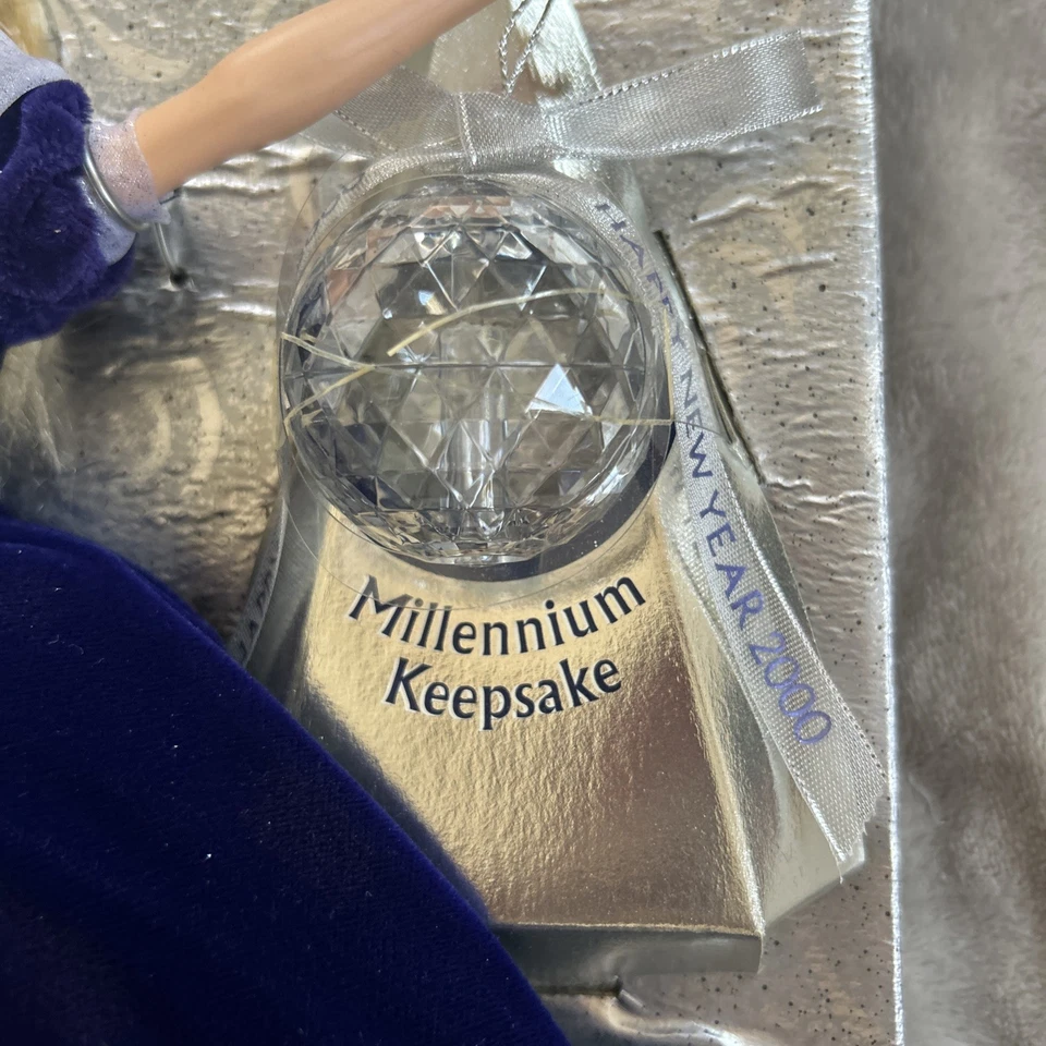 Barbie 24154 2000 Holiday Millennium Princess Glitter Background - Image 3 of 4