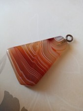 Un pendentif en pierre semi précieuse