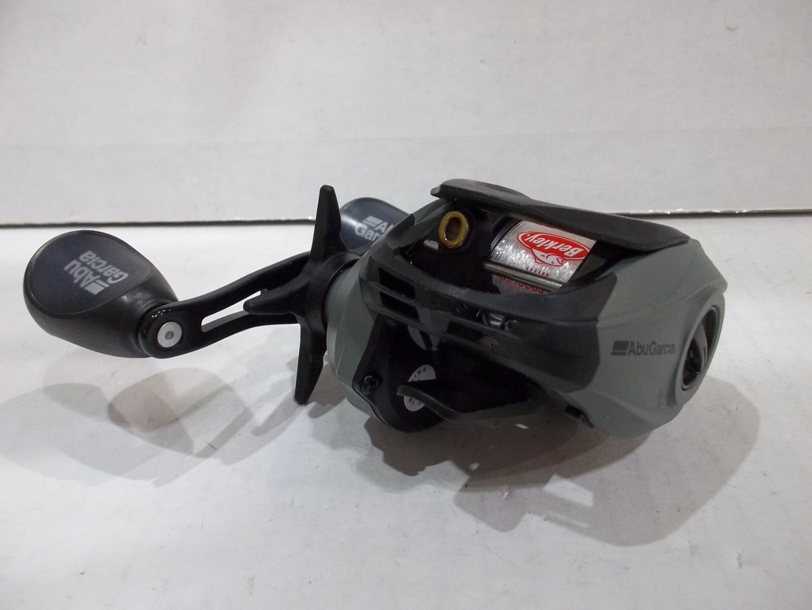 Abu Garcia Vengeance right handed baitcast reel new off combo