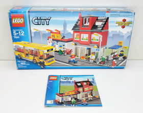 LEGO 7641 - City Corner - Complete Buildings / Bus w/ 1 Figure - Box - 2009