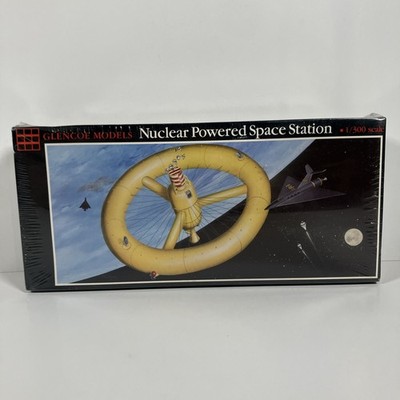 Glencoe Models 1/300 Scale Nuclear Powered Space Station 05909 Model Kit SEALED