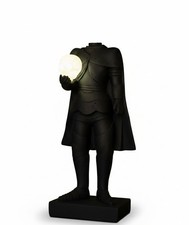 Statua Halloween Cavaliere Senza Testa - Decorazione Gotica Spettrale - Lampada Teschio Luminoso 35 cm