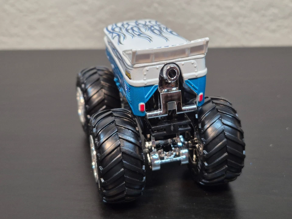 Hot Wheels Monster Trucks VW Drag Bus Blanco con Llamas Azules 1:64 - Como Nuevo Foto 4 de 4