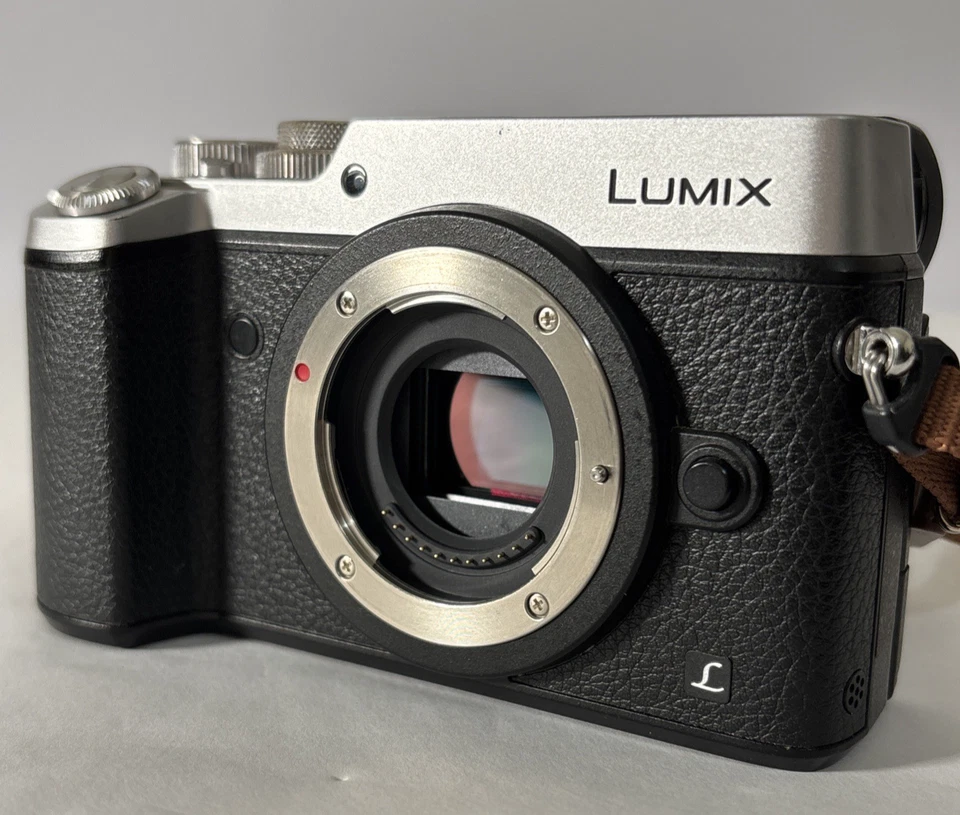 Panasonic LUMIX DMC GX8 20.3MP 4K MFT Mirrorless Camera - Body Only - Bundle - Image 2 of 4