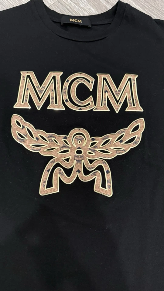 Camiseta MCM Hombre Logo Negro Dorado Estampado Mediana | Camiseta de Diseñador Hecha en Corea - M Foto 3 de 4