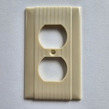Vtg. P & S Uniline Ribbed Ivory Bakelite Outlet Cover Plate MCM Single Gang USA