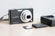 Panasonic Lumix DMC-FS10 12.1MP Digital Camera + Charger, SD Card, More - TESTED