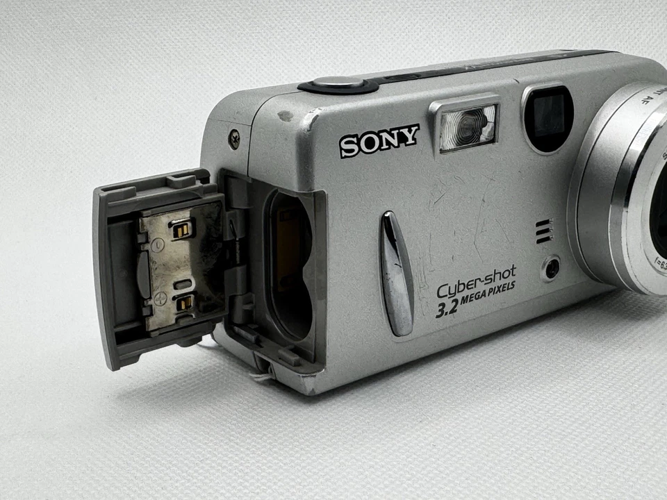 🔥Цифровая камера Sony CyberShot DSC-P52 3,2 Мп РАБОТАЕТ/ВЫГЛЯДИТ ОТЛИЧНО 128 Мб карта Batt - Изображение 4 из 4
