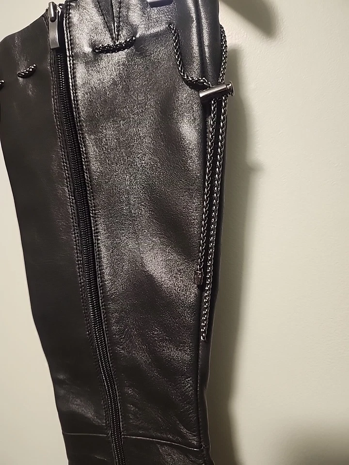 Neiman Marcus Botas de Cuero Negro Hasta la Rodilla Molley Tacón Alto Detalle de Cadena 8 Foto 3 de 4