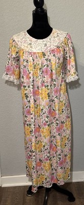 Spirit Costume Granny NightGown Muumuu Floral With Lace Size Ladies Small