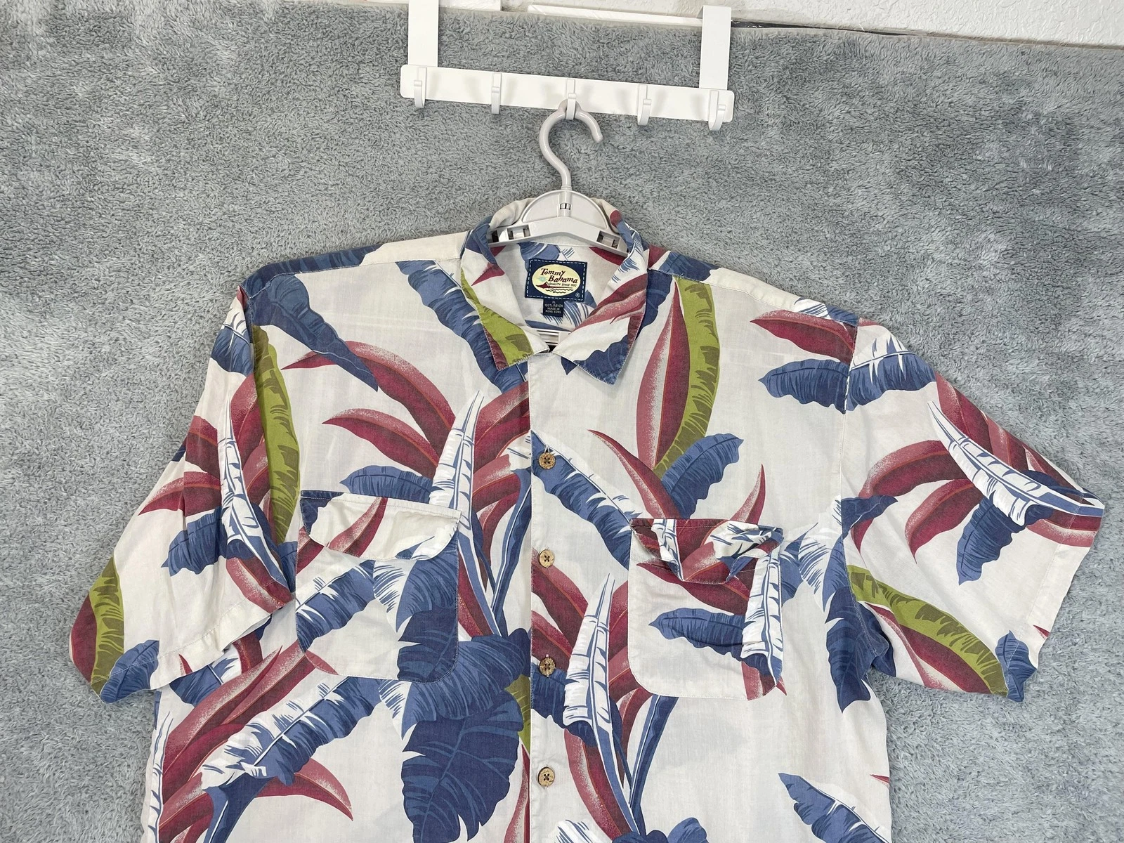 Tommy Bahama Shirt Mens XL White Tropical Leaf Hawaiian Rayon Camp Loop SS Aloha