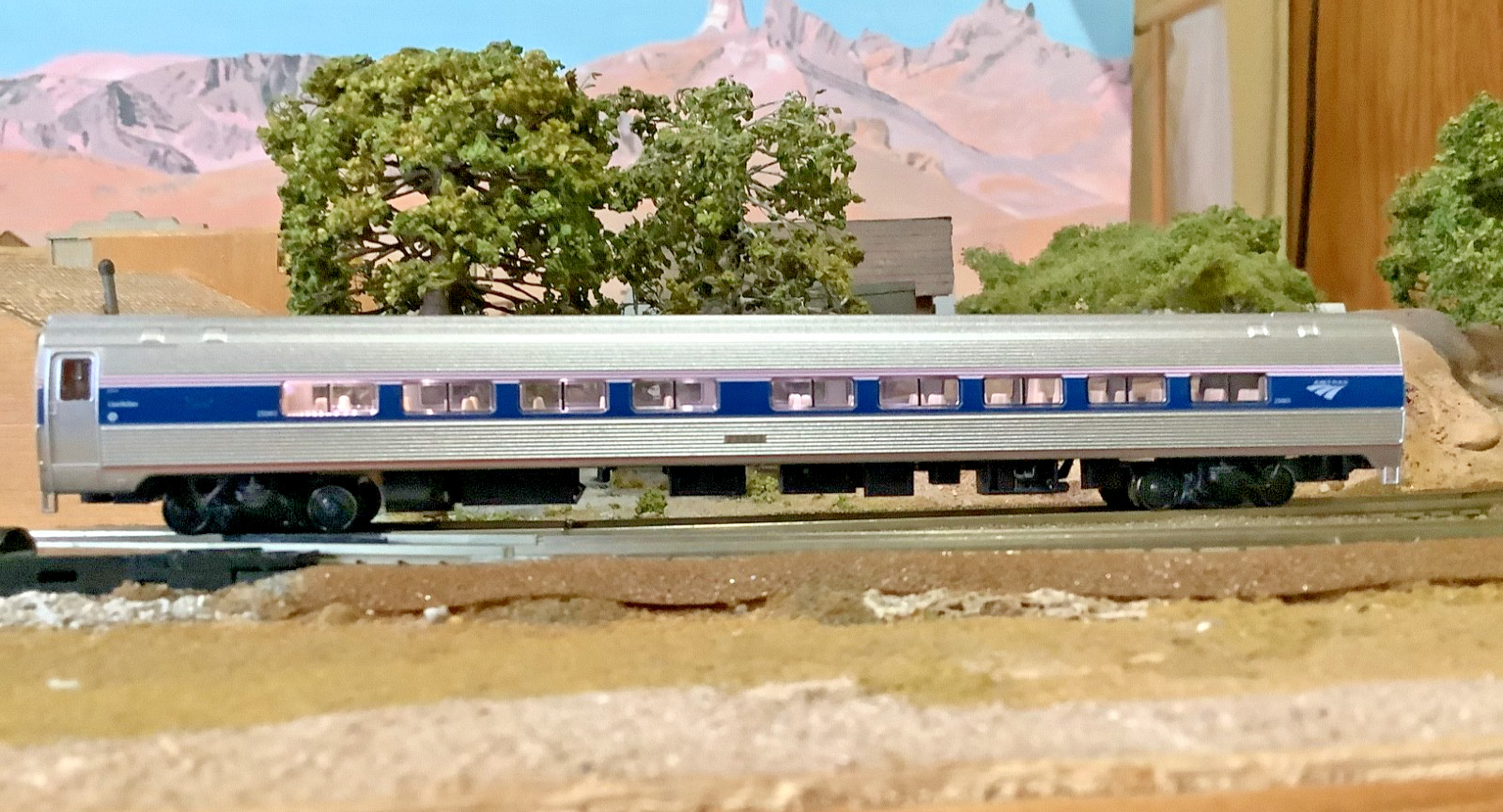 Kato 156-0951-2 N-scale lighted Amfleet II Coach Ph. VI #25003 thumbnail 3