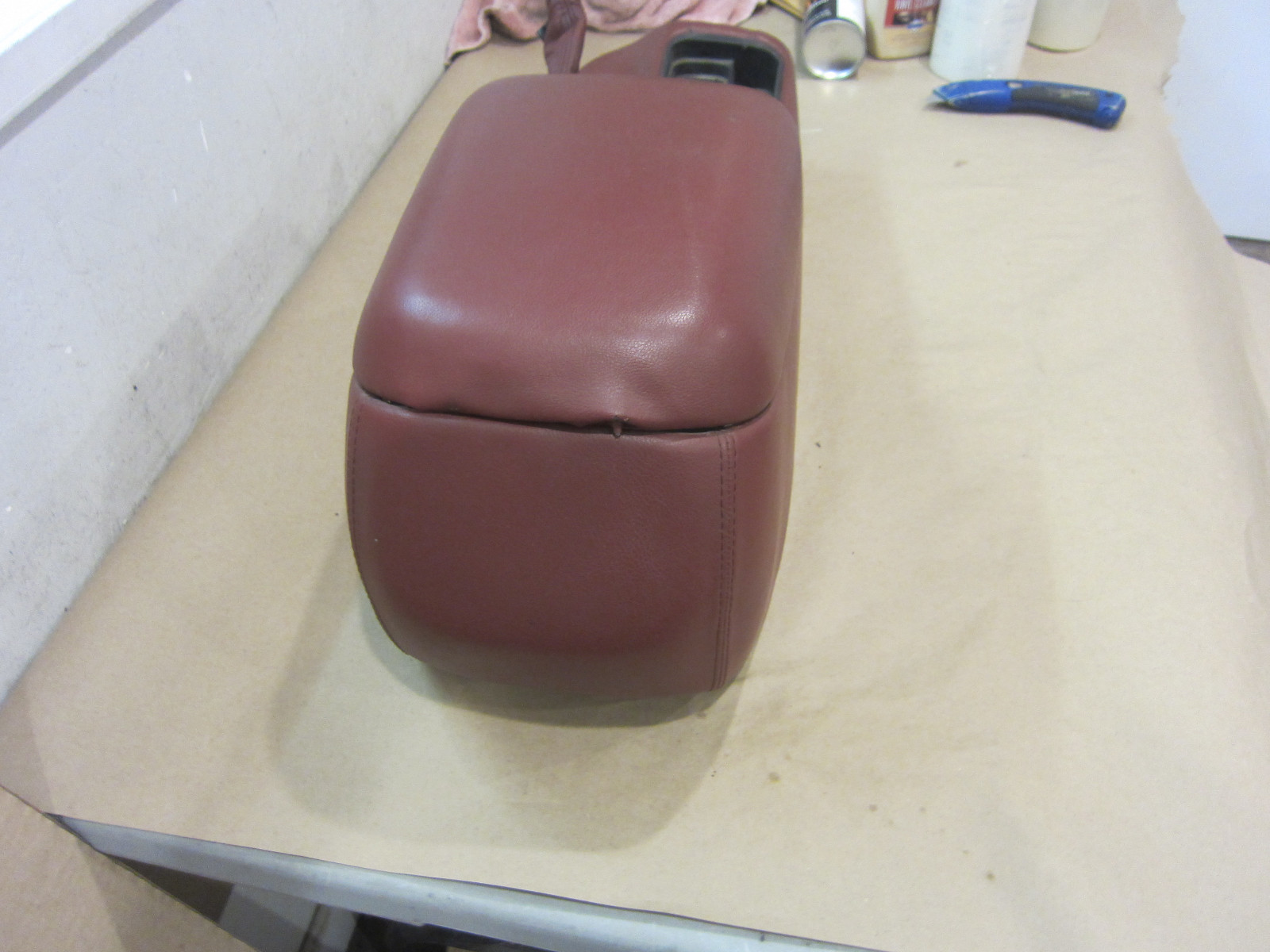 Maserati 4200 Spyder -  Center Console / Tunnel Cover / Bordeaux - P/N 66772300