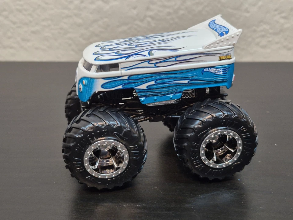Hot Wheels Monster Trucks VW Drag Bus Blanco con Llamas Azules 1:64 - Como Nuevo Foto 3 de 4