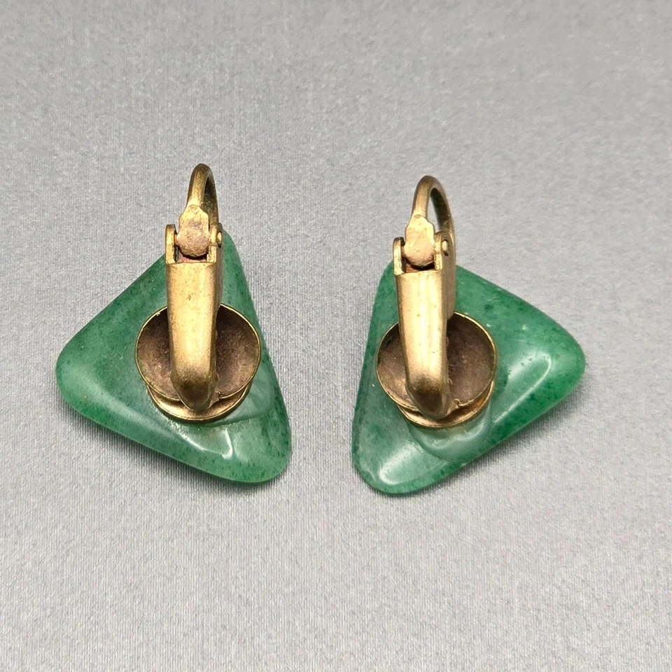 Pendientes de clip triángulo de piedras preciosas aventurina verde de colección tono dorado de 0,75" MCM 1950 Foto 3 de 4