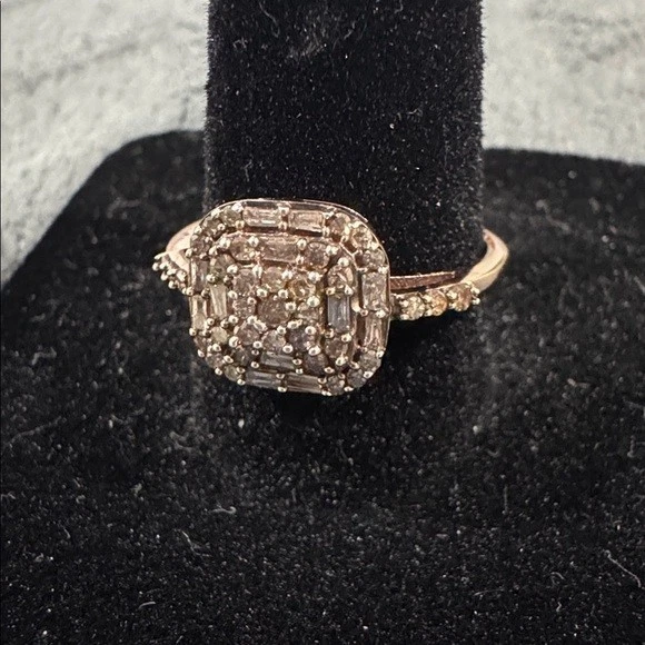 Anillo de diamantes enchapado en oro de plata de ley Foto 2 de 4