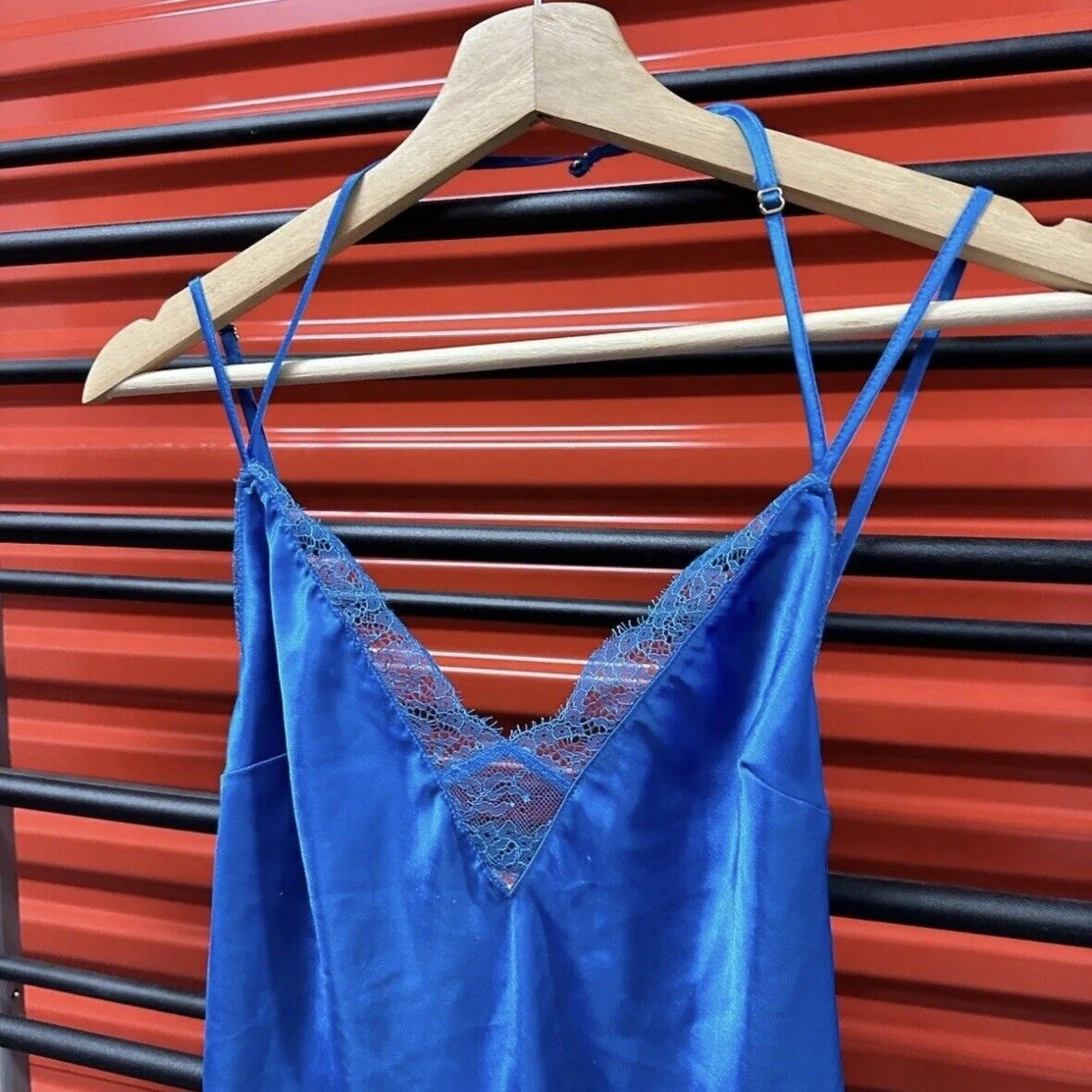 UNDERCOVER Abito Victoria's Secret blu brillante raso orlo pizzo dettagliato slip chemise taglia L