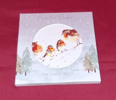 Winter Rotkehlchen 16 cm Untersetzer mit rutschfestem Korkrücken von Jennifer Rose Gallery