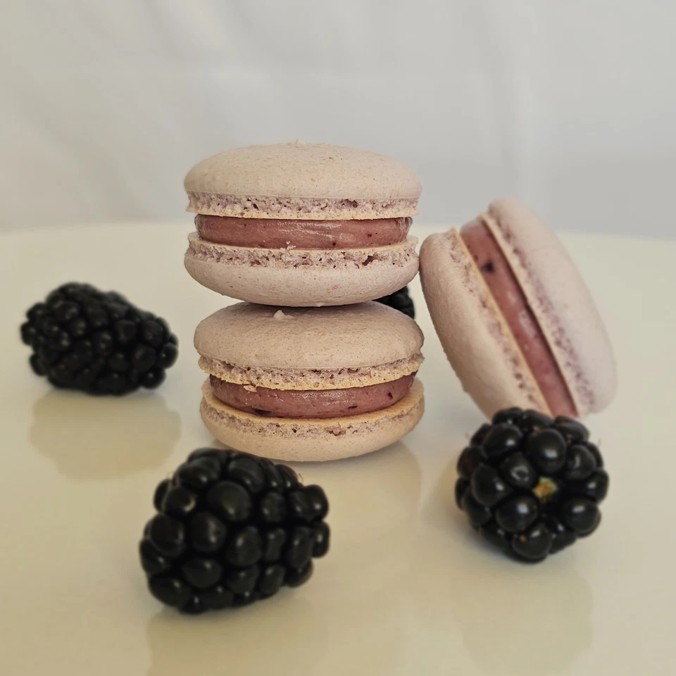 Macarons de mora hechos a mano relleno de ganache de mora real, halal, sin gluten Foto 3 de 3