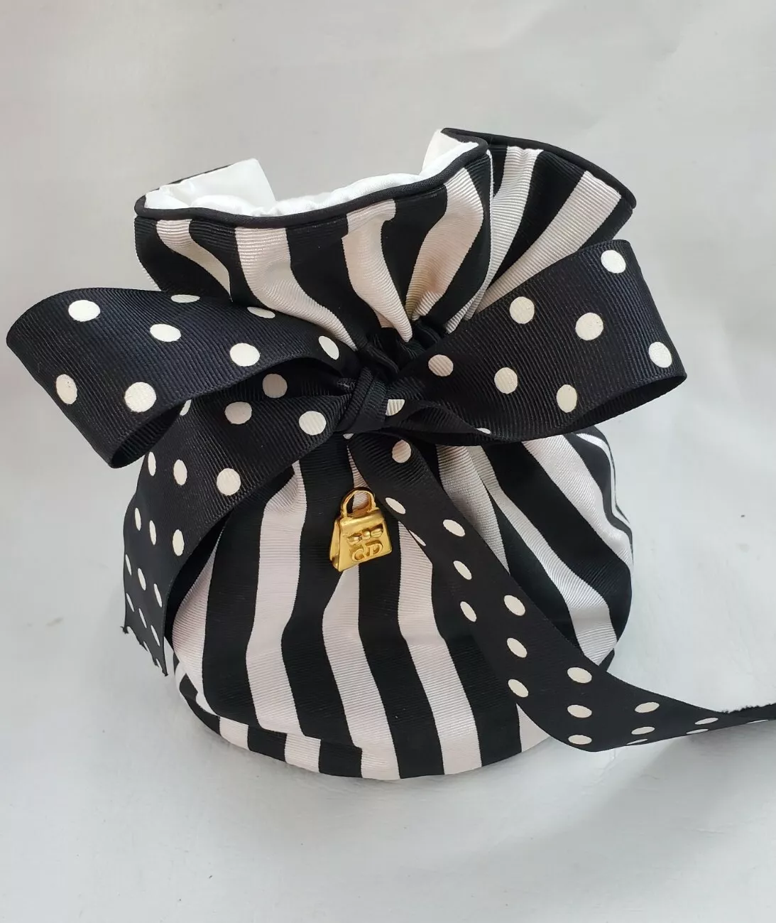 Pochette de maquillage cosmétique vintage Christian Dior fabriquée aux États Unis à nœuds noirs rayés