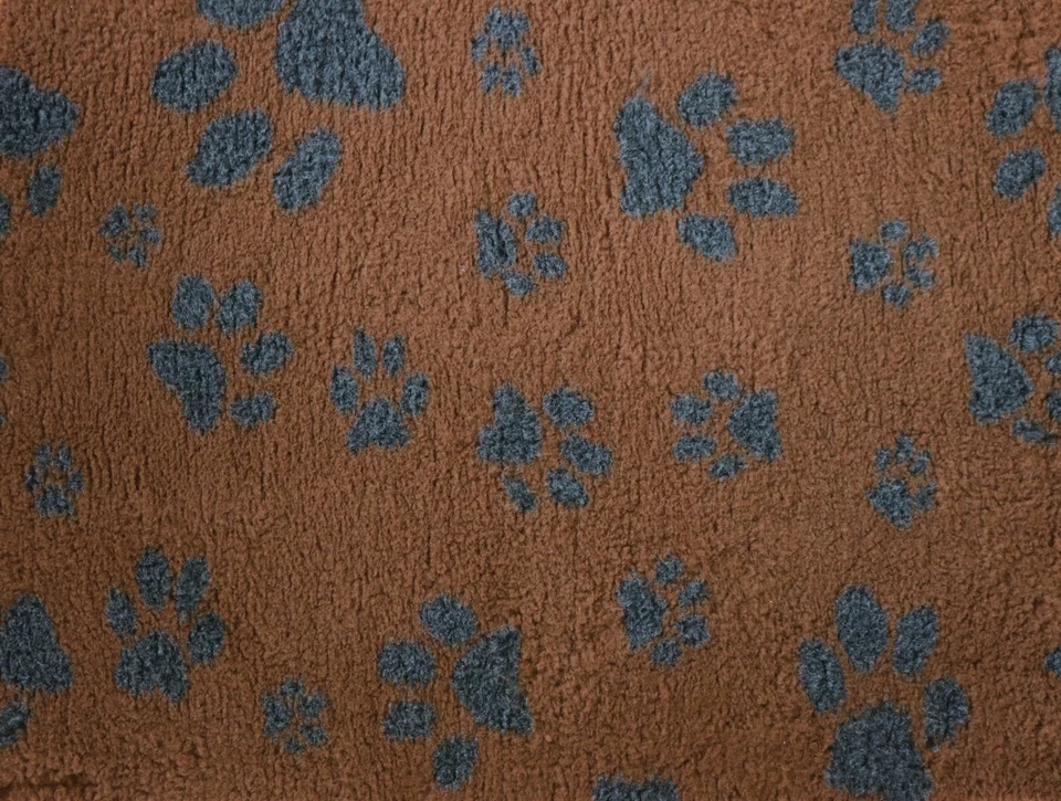 VETFLEECE Non Slip Pile Fleece Vet Bedding Roll Brown with Charcoal Multi Paws - Image 2 of 3