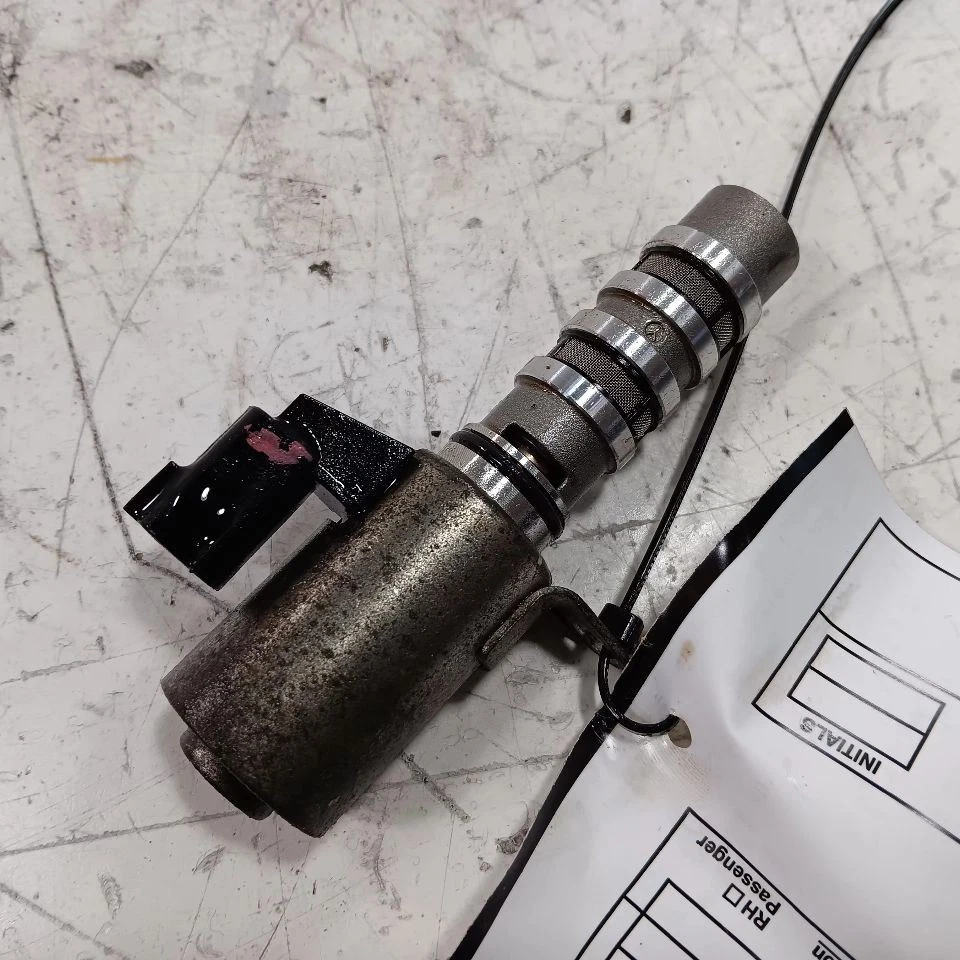 Válvula de control de aceite de engranaje de distribución variable Nissan Máxima 2013 Foto 2 de 4