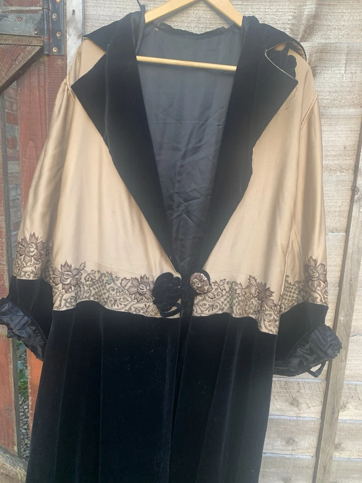 Antique 1920s? Opera Coat Black Velvet & Embroidered Gold Theatre TV Size XL - Image 2 of 4