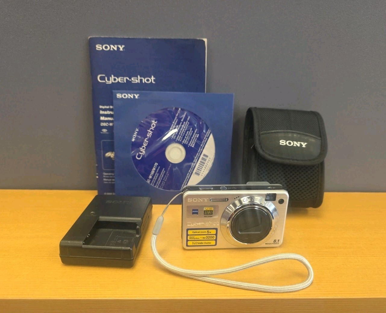 SONY Cyber-Shot DSC-W150 Digital Camera 8.1 MP Charger/Battery/Case Works Great!