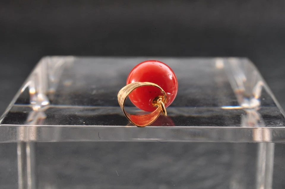 With Certification, undyed round red coral pendant top 18k yellow gold (2.8ct). - Image 4 of 4