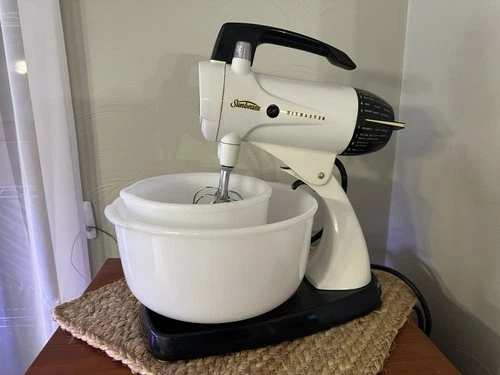 Vintage Sunbeam Stand Mixer Mixmaster 2 Milk glass Bowls WORKS!