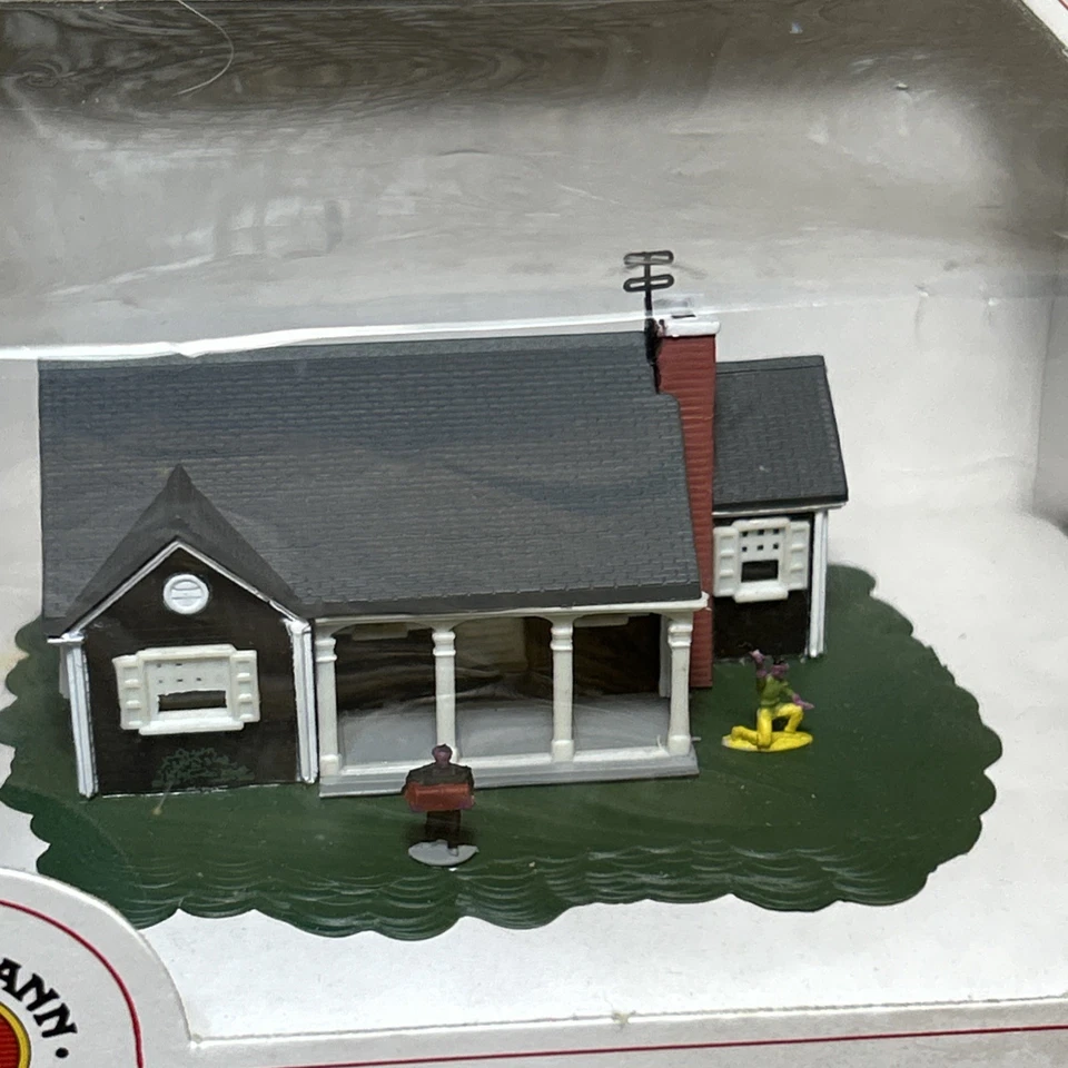 Bachman N Scale Railroad Buildings New England Ranch 45814 w/ Figures - Image 2 of 4