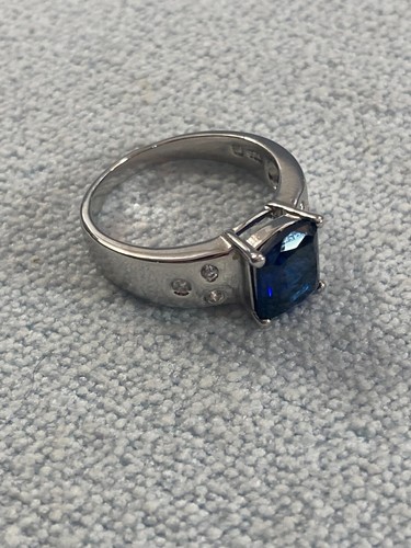 .925 Sterling Silver Faceted Deep Blue & Clear Stone Ring Prong & Inset Sz 7.75 - Picture 5 of 14
