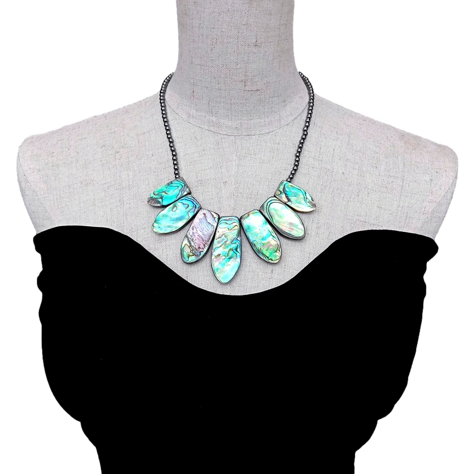 Collar gargantilla hecha a mano de hematita negra con concha de abulón natural Foto 4 de 4