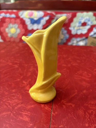 Shawnee Pottery 5" Yellow Lily Bud Vase #1125  USA