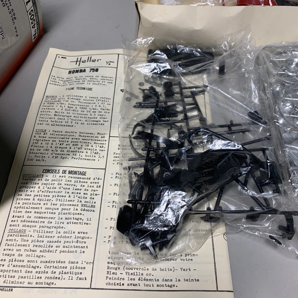 Heller 1:8 HONDA CB 750 Four 1 - NUOVO / Kit Da Montare N. 991 Moto Vintage - Immagine 2 di 4