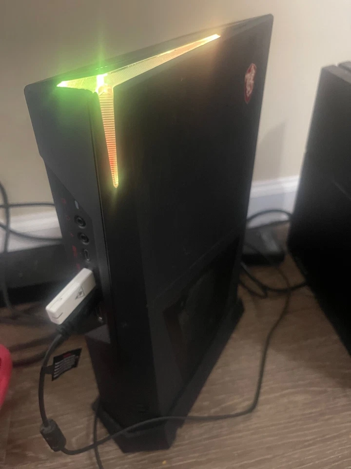 Escritorio MSI Trident 3 8SC-439US factor de forma pequeño - Core i7-8700 - 16 GB de RAM - 51 Foto 2 de 3