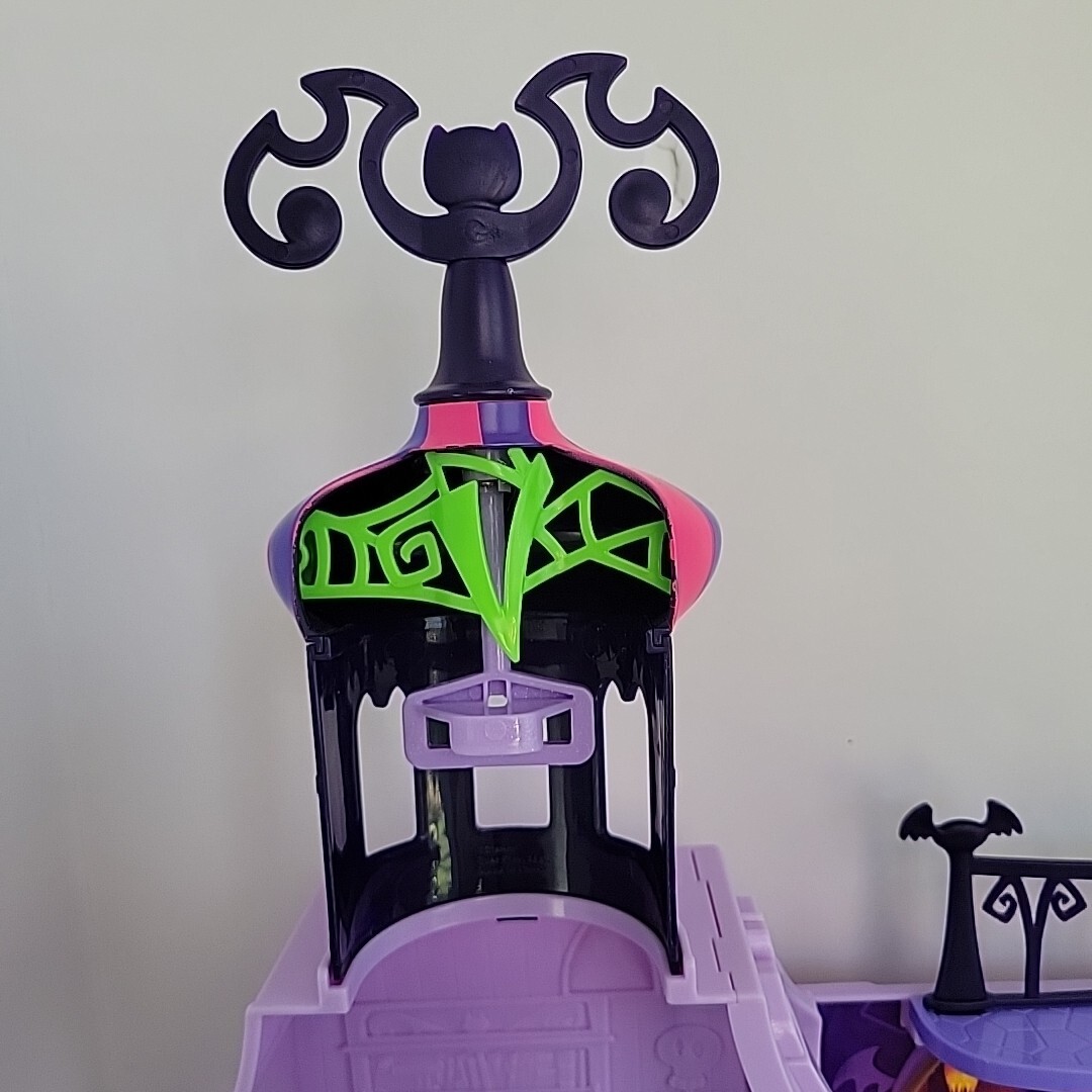 Disney Jr. Vampirina Doll House Spookleton Castle Playset Figure