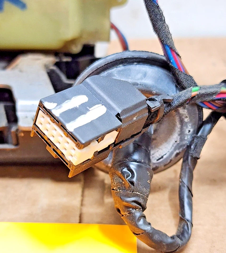 Actuador de cierre de cerradura de puerta trasera derecha Volkswagen Touareg 2004-2007 OEM 7L0839016A Foto 4 de 4