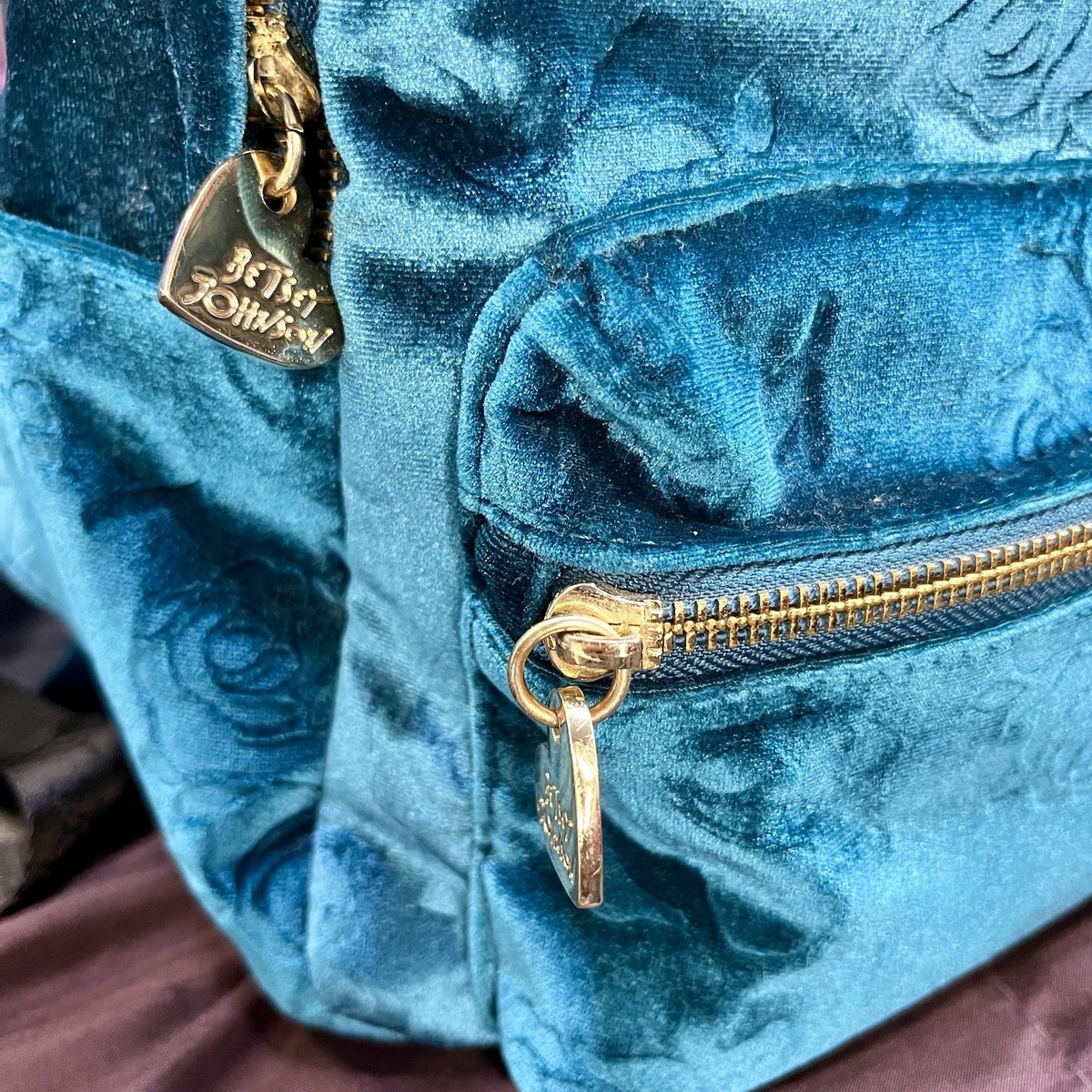 BETSEY JOHNSON Velvet Velour Roses Tear Drop Backpack Purse  display picture 2