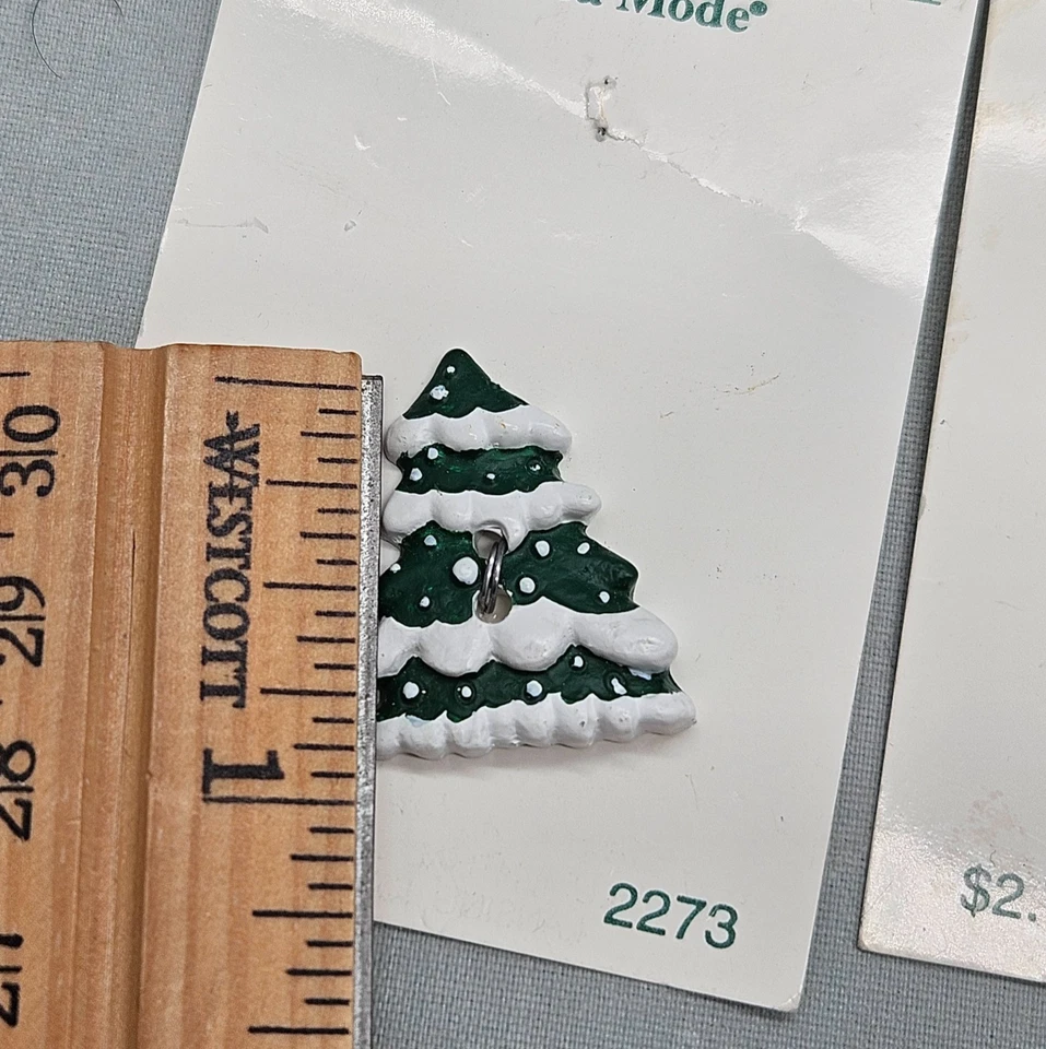 Vtg Lot 31 Christmas Buttons Craft Stars Moose Snowman Santa Gingerbread Girl - Image 4 of 4