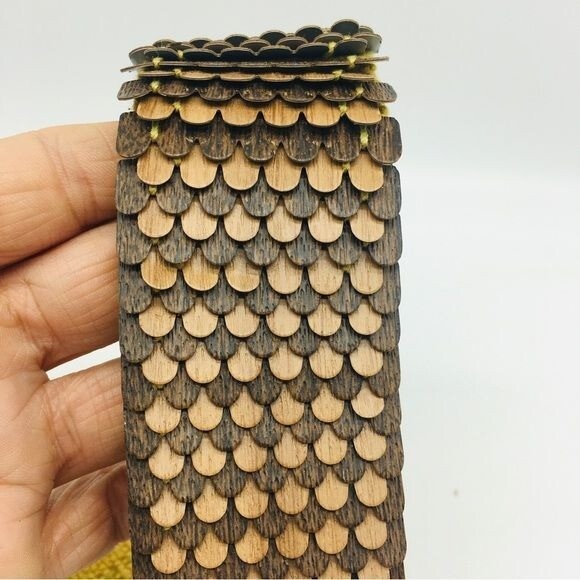 Beautiful VINTAGE Unique Dragon Scales Stretch Belt Wood 